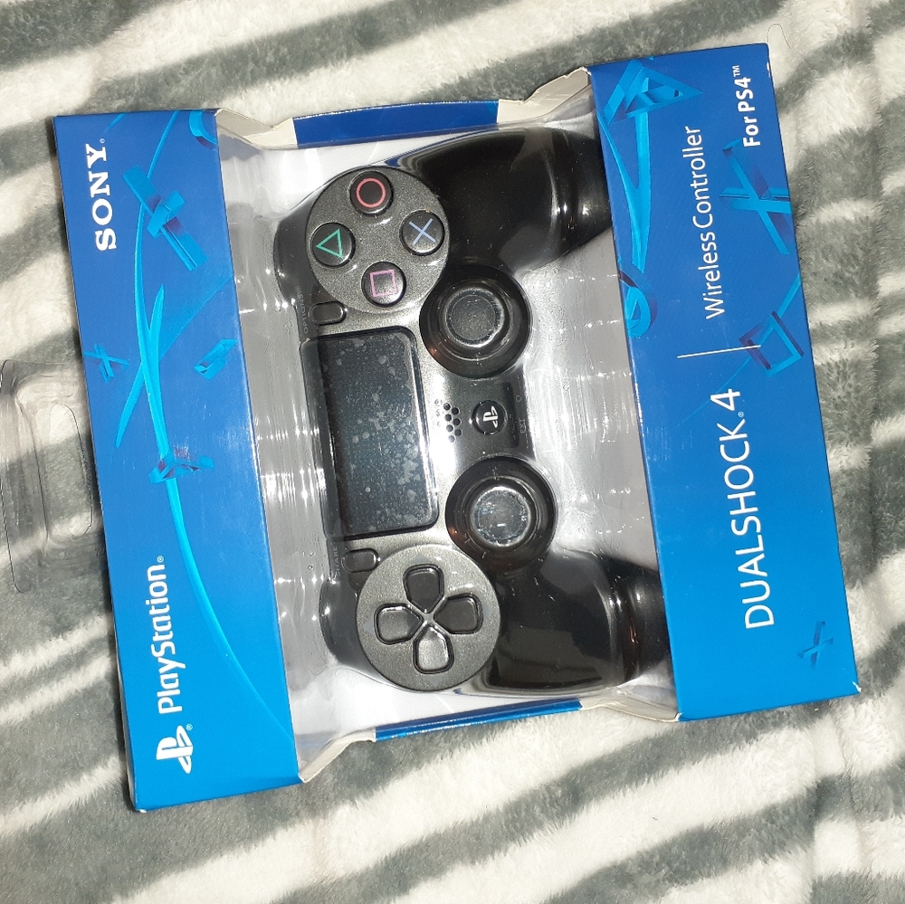 PS4 DUALSHOCK WIRELESS CONTROLLER